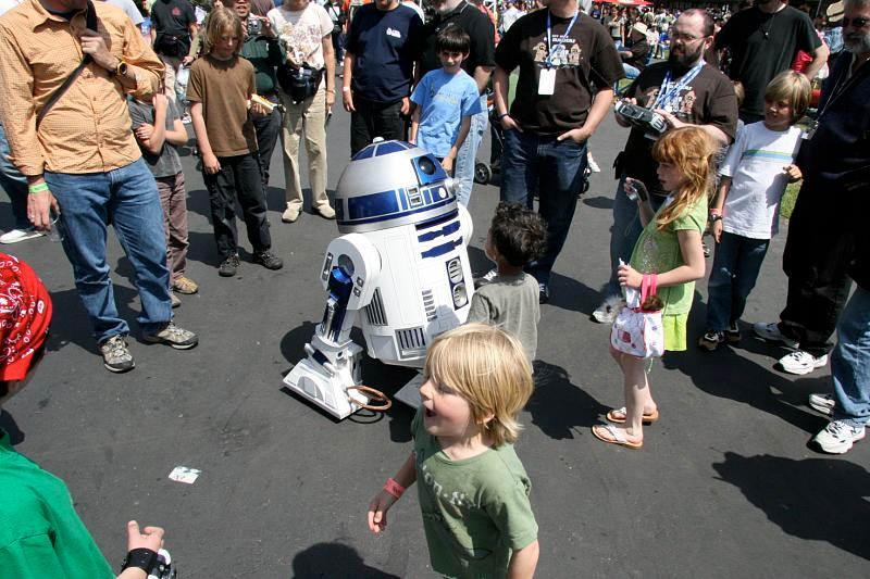 Illustration for article titled DIY R2-D2 Is Even Better than the Real Thing